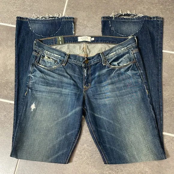 Abercrombie &amp; Fitch Madison Low-rise Flare Jeans size 6 Short