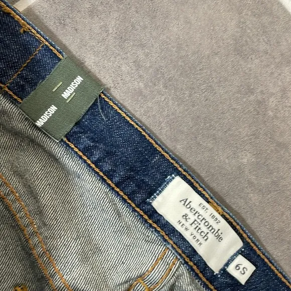 Abercrombie &amp; Fitch Madison Low-rise Flare Jeans size 6 Short
