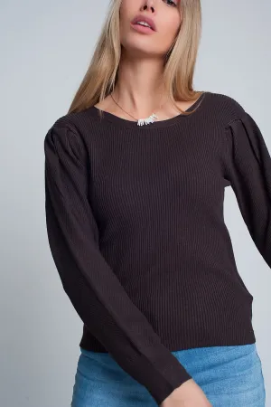 Brown sweater with long sleeves and shoulder ruffles