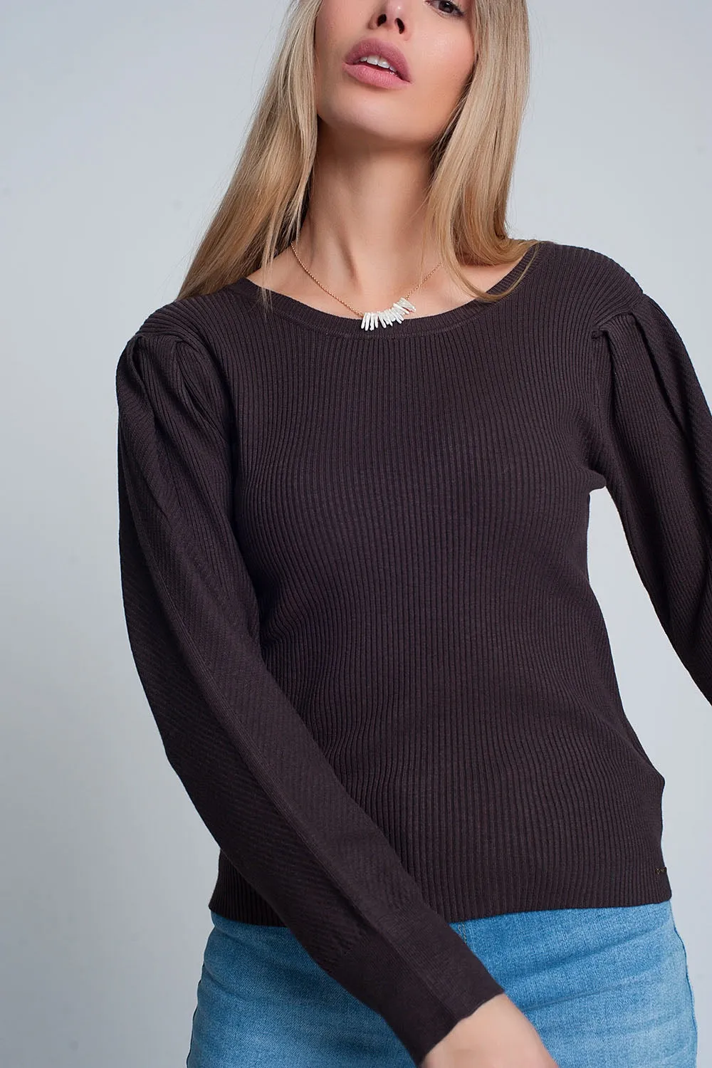 Brown sweater with long sleeves and shoulder ruffles