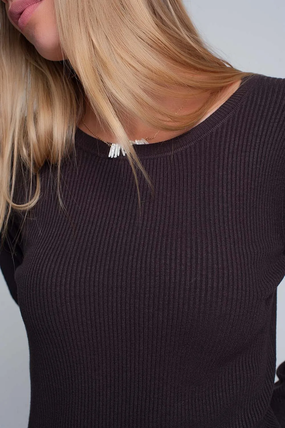 Brown sweater with long sleeves and shoulder ruffles