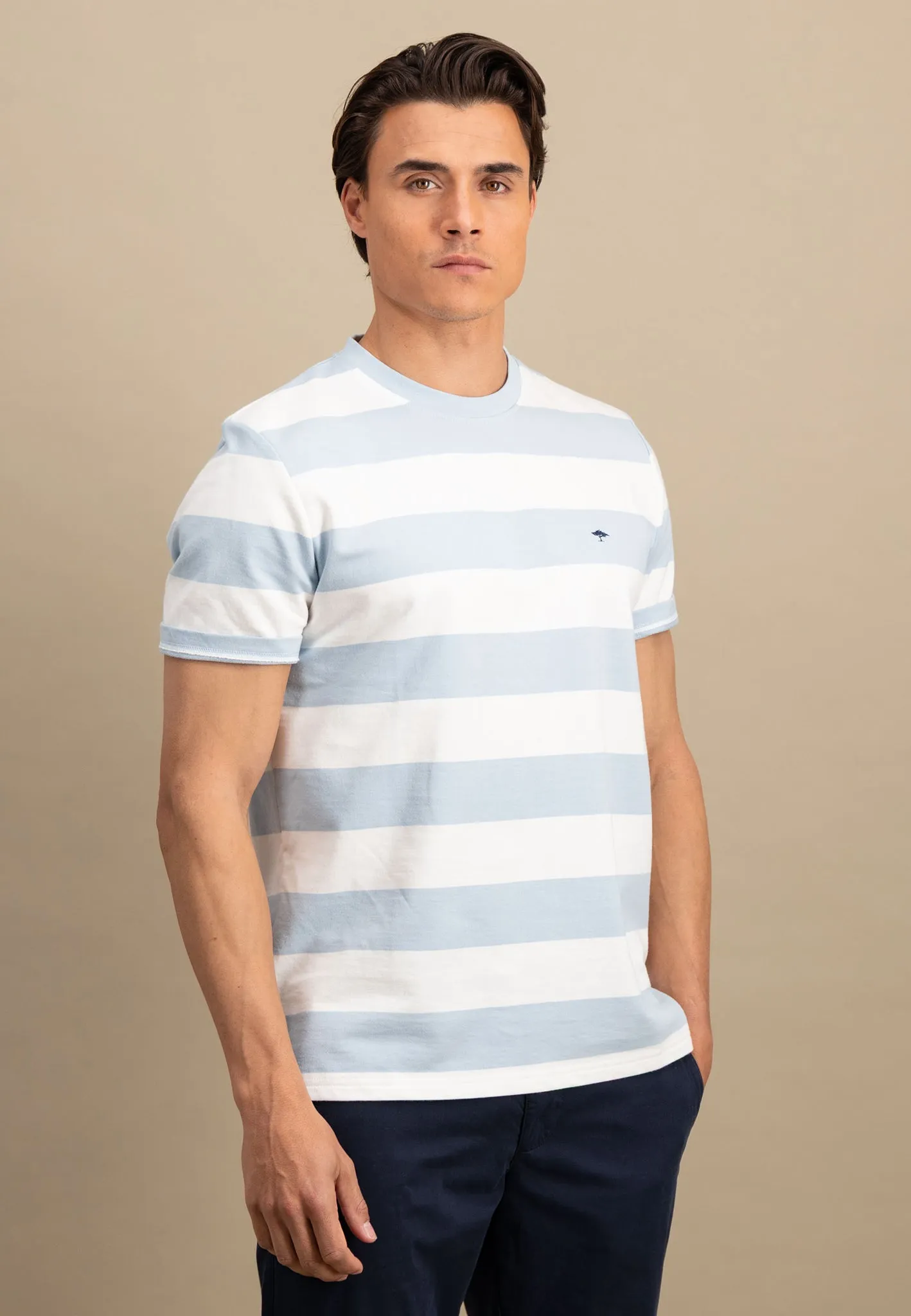 gestreiftes T-Shirt mit farbigem Logodetail