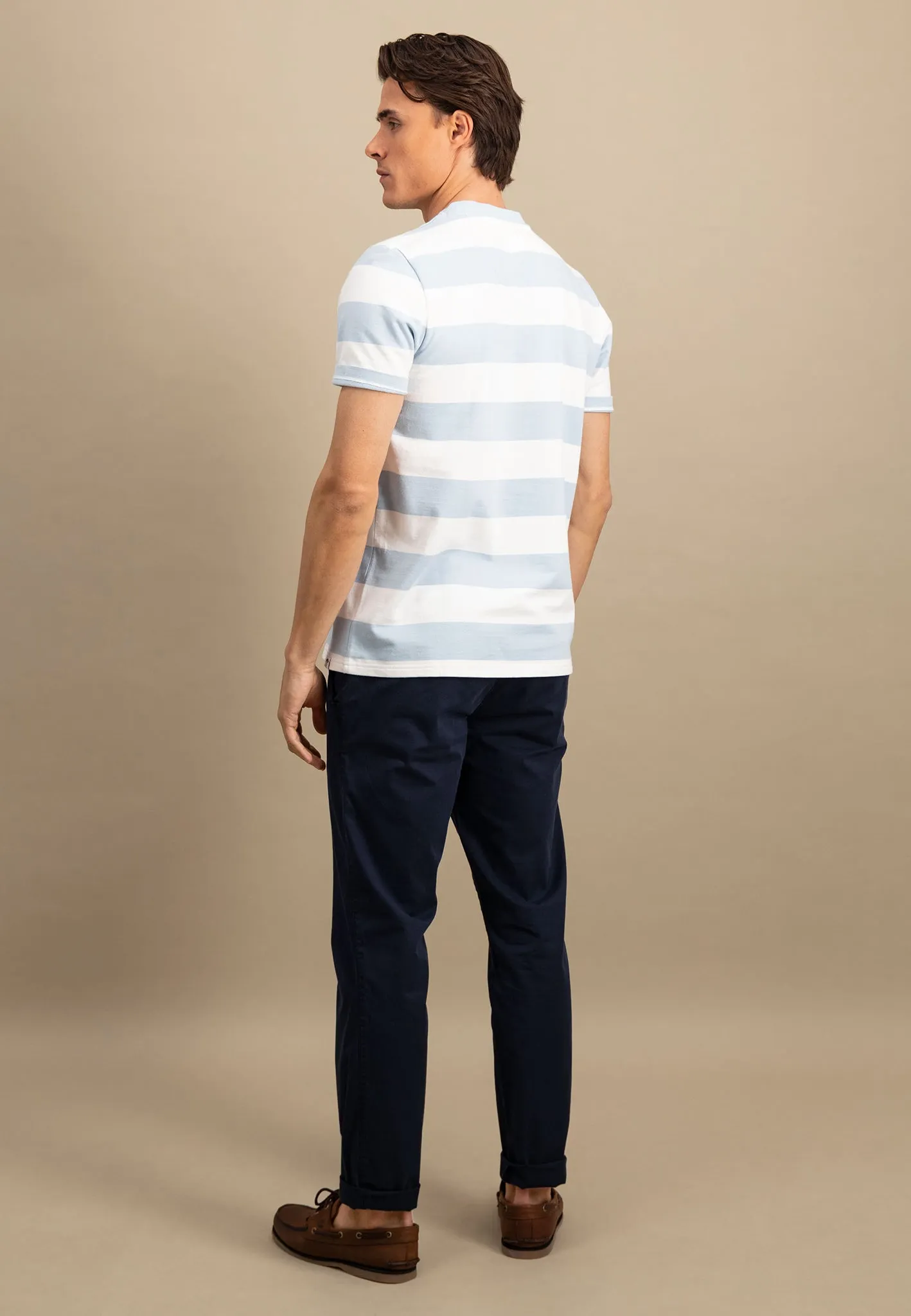 gestreiftes T-Shirt mit farbigem Logodetail
