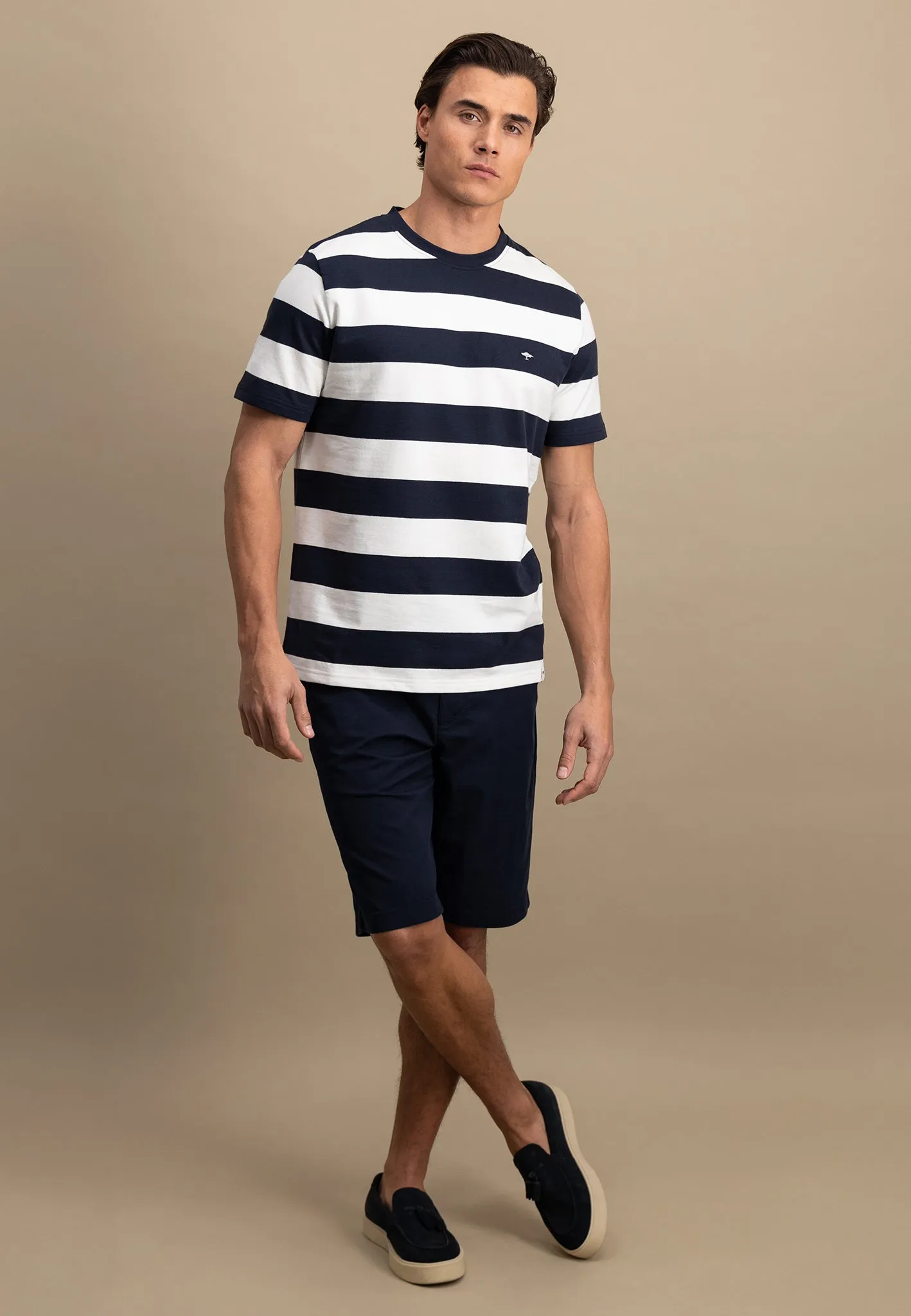 gestreiftes T-Shirt mit farbigem Logodetail