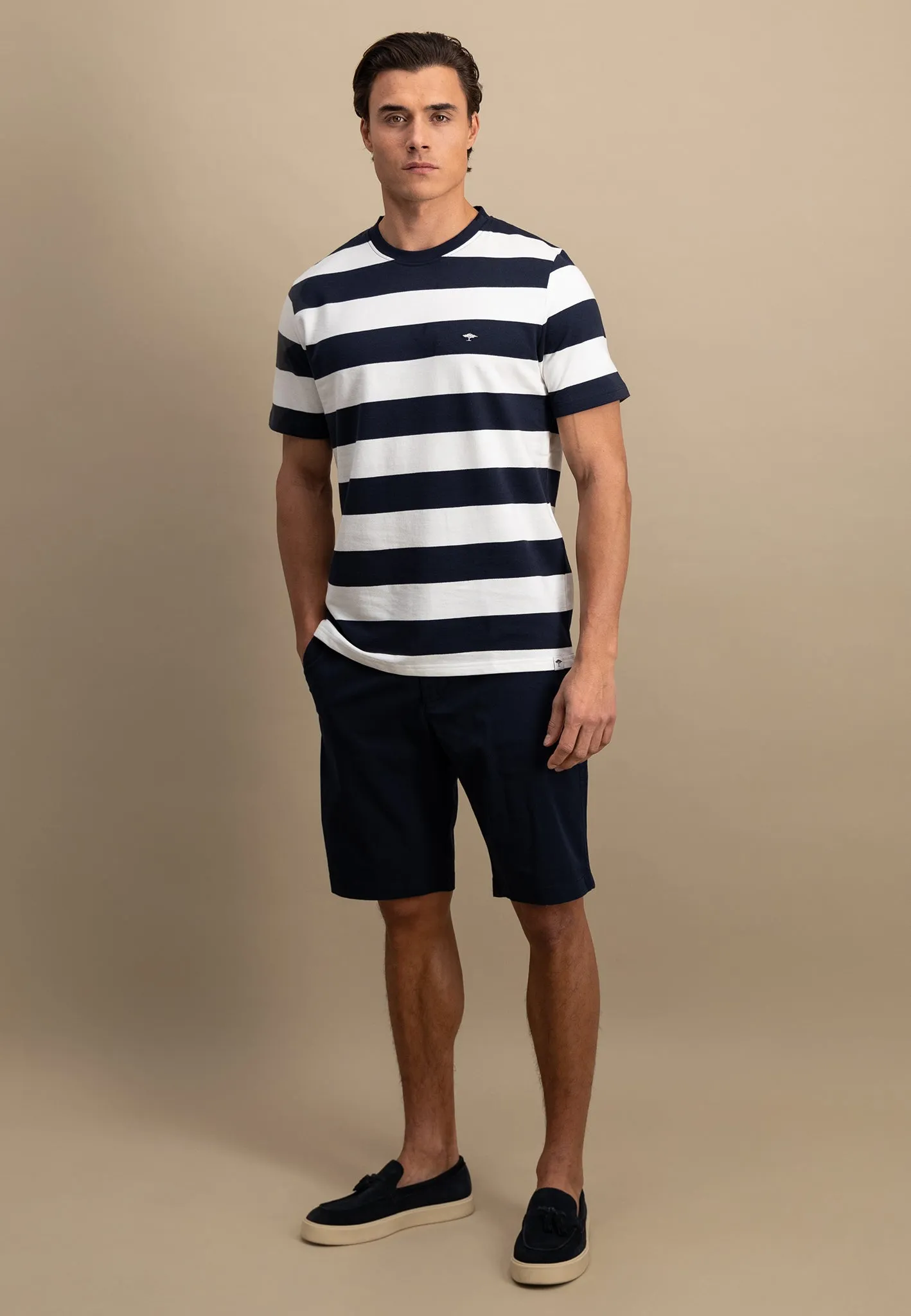 gestreiftes T-Shirt mit farbigem Logodetail