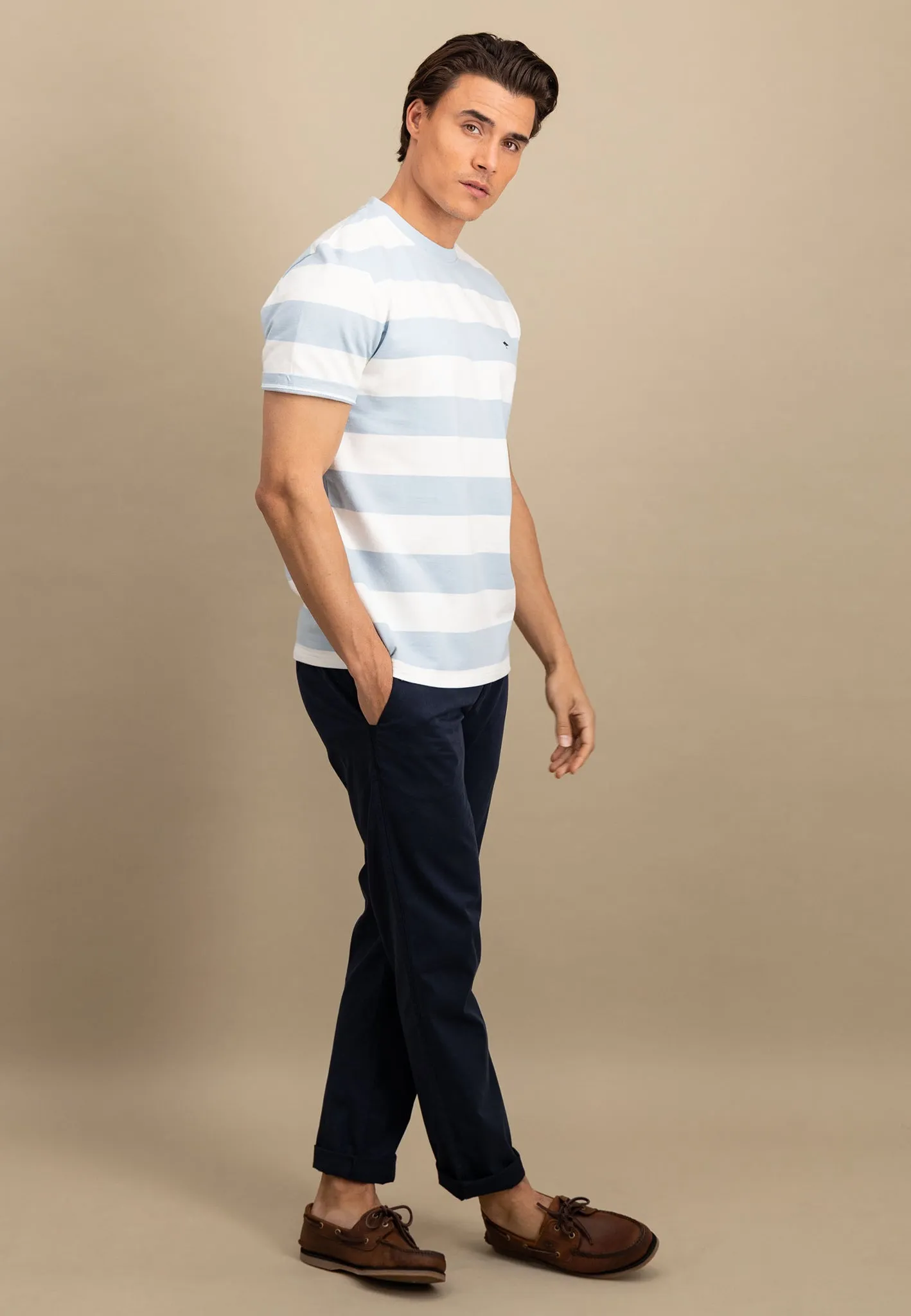 gestreiftes T-Shirt mit farbigem Logodetail