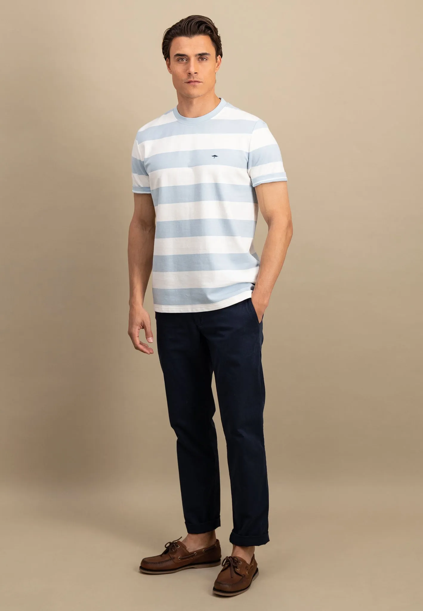 gestreiftes T-Shirt mit farbigem Logodetail