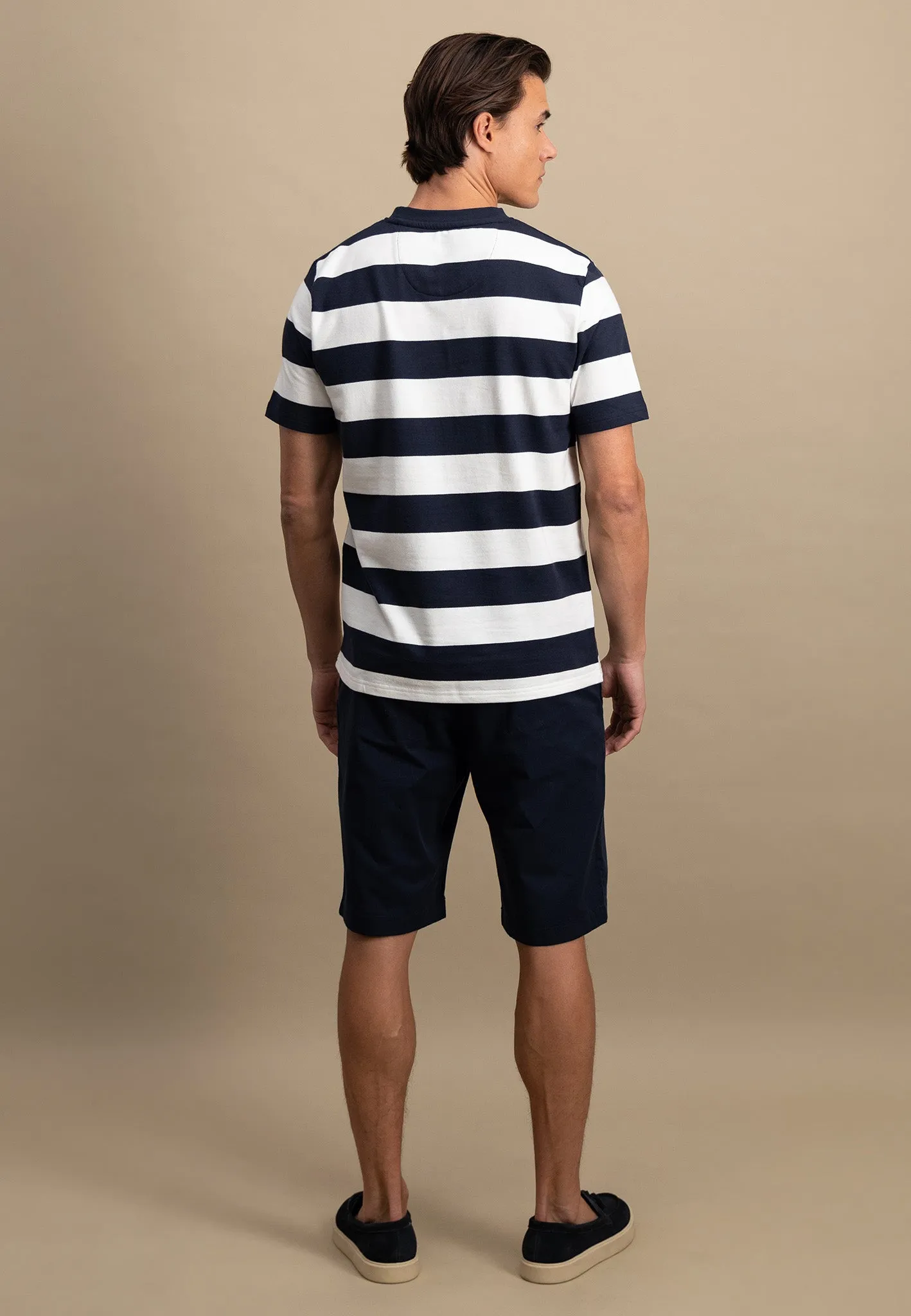 gestreiftes T-Shirt mit farbigem Logodetail