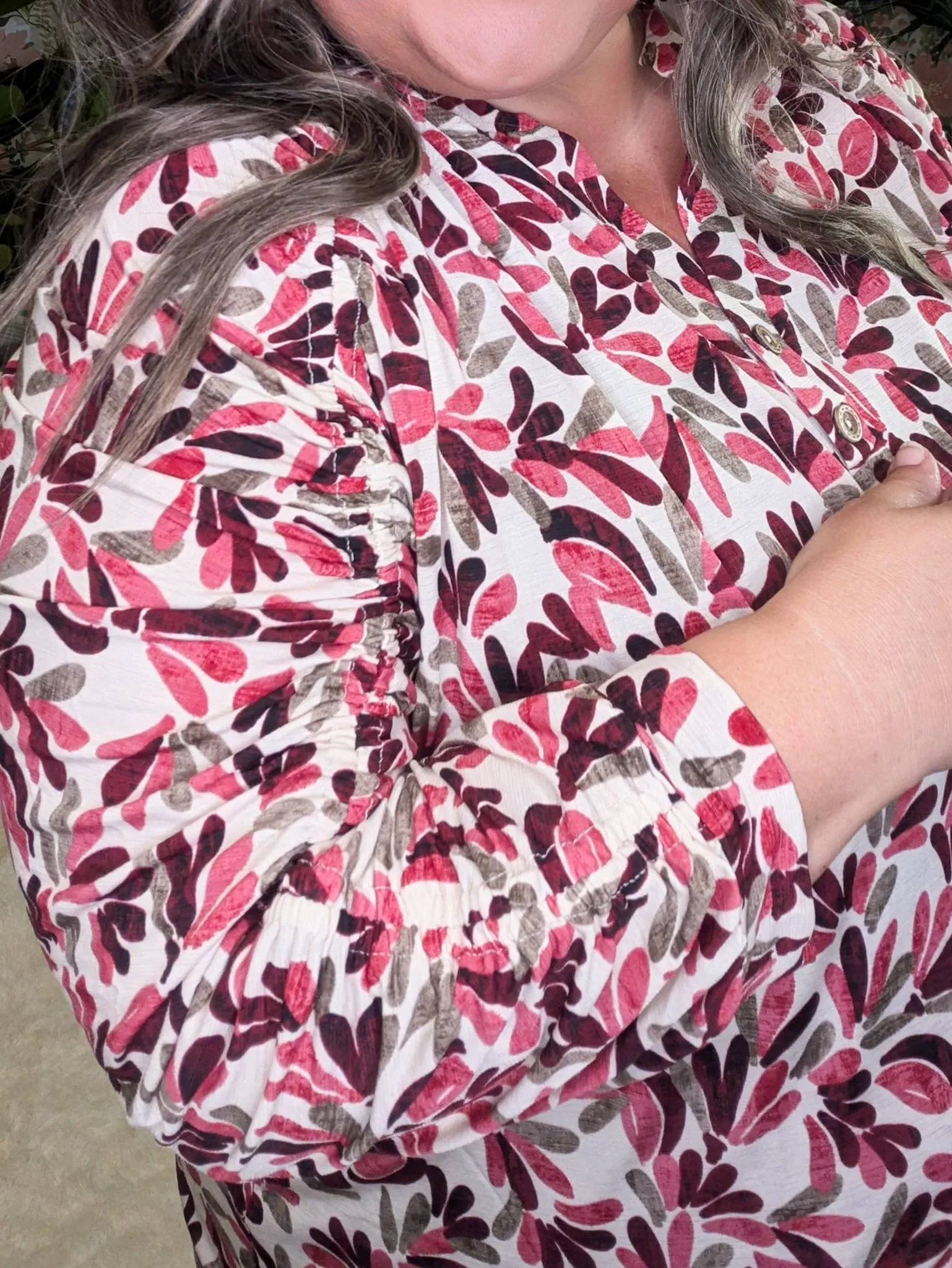 Janine Brushstroke Top w/Ruched Sleeve in Taupe Berry