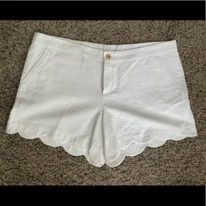 Lilly Pulitzer white scalloped shorts