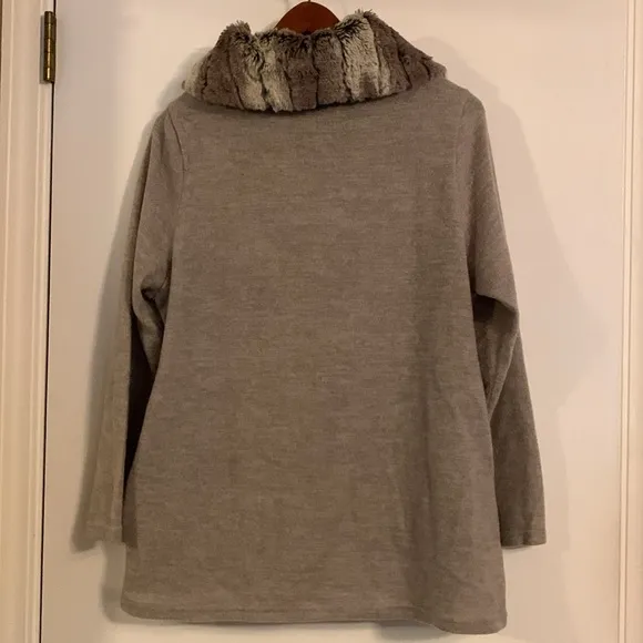 Trisha Tyler, women’s knit top size M