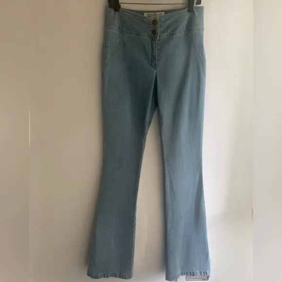 VERONICA BEARD Boho Mid Rise Flare Jeans - Light Wash/Light Blue - Size 4 *TREND
