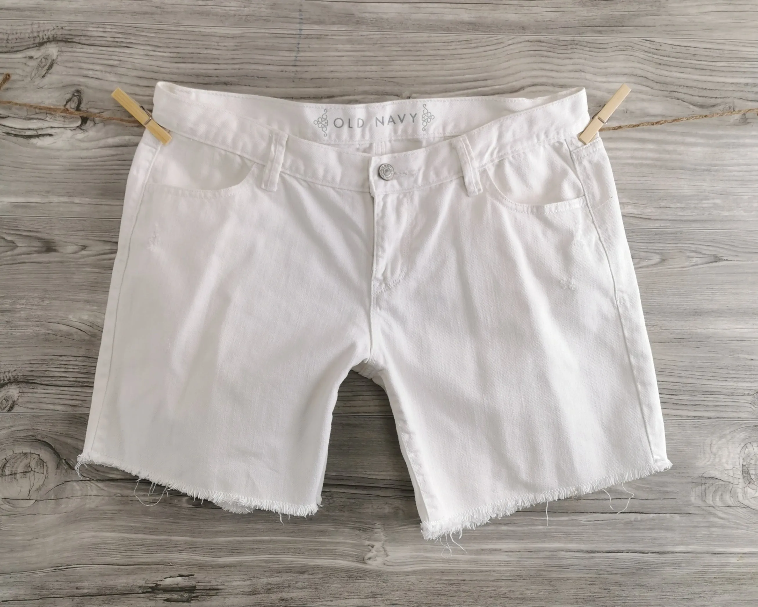 WOMENS SIZE 12 - OLD Navy, White Shorts VGUC B5