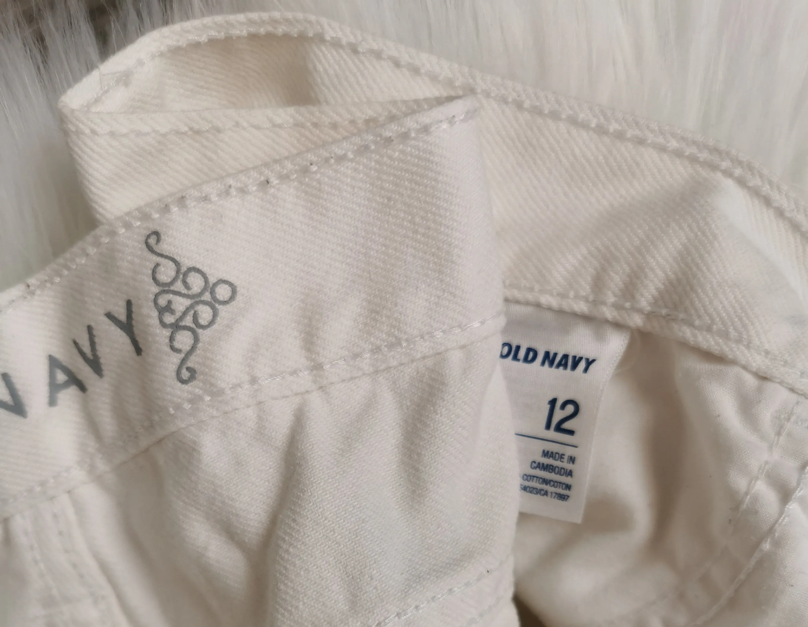 WOMENS SIZE 12 - OLD Navy, White Shorts VGUC B5